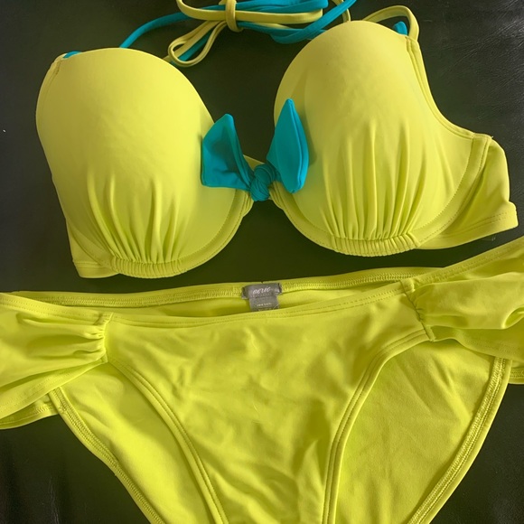 Bikini - Picture 2 of 2